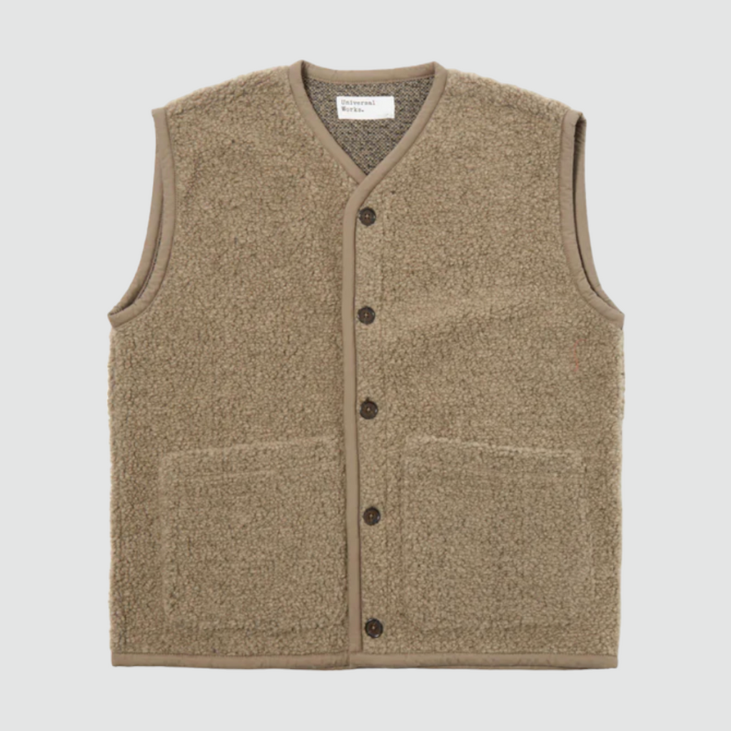 Universal Works Lancaster Gilet Alvar Fleece - Stone: Slim-fit waistcoat with five-button front, 2 patch pockets, jersey tonal binding. Made from recycled fibers (70% Polyester, 30% Wool)