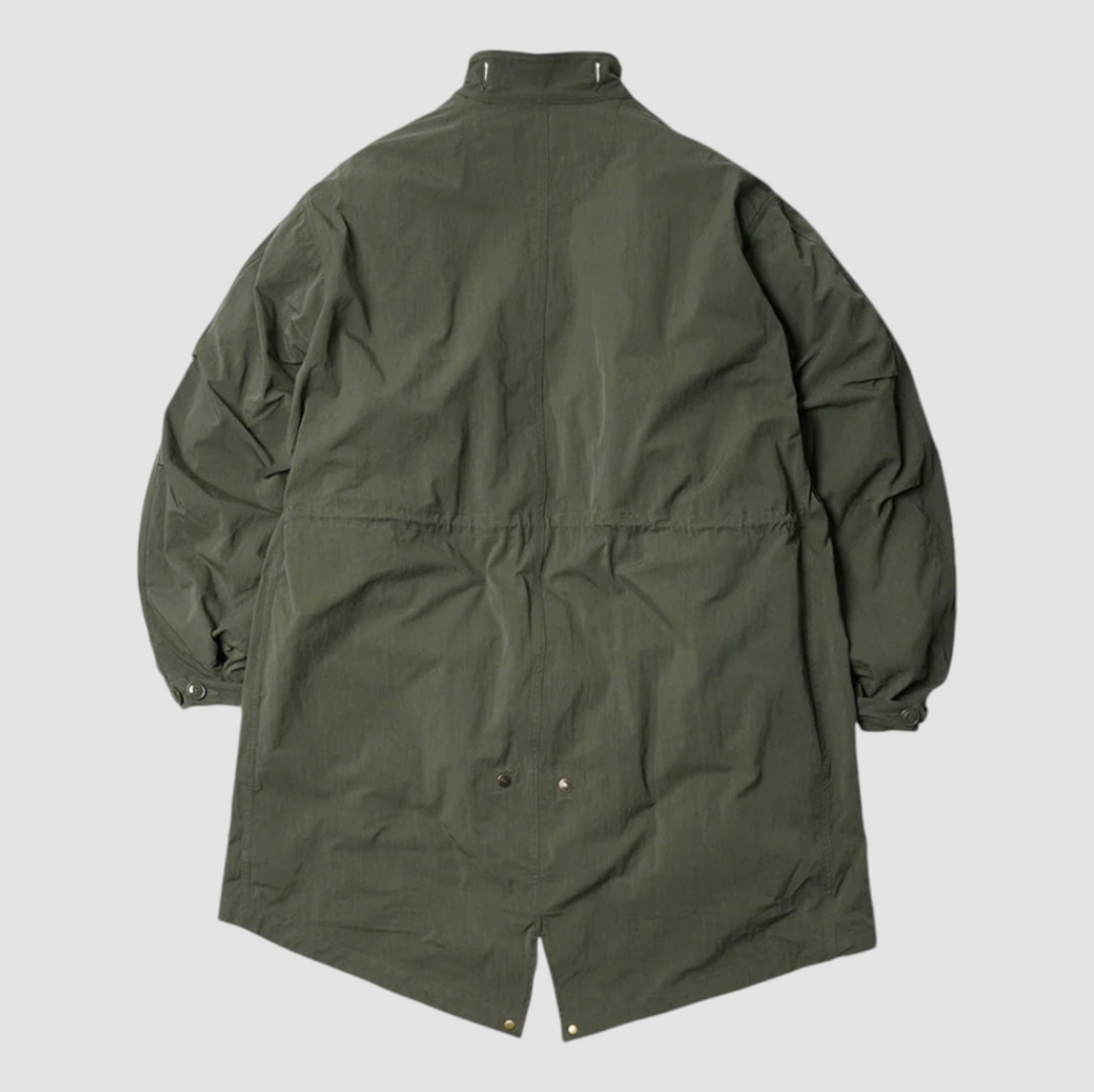 Olive M65 fishtail parka with a heavy cotton twill outer and a detachable ripstop liner. Designed with military-inspired details. Made in Korea.