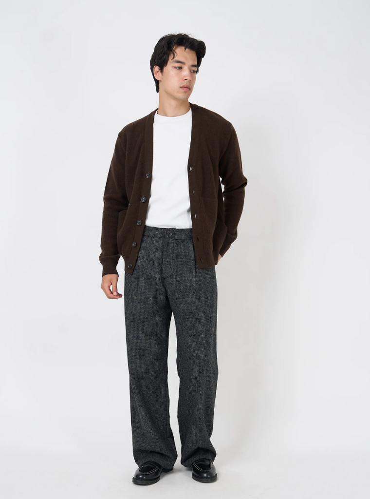 Knitted cardigan in Hartwell Brown made of extrafine wool, featuring a rib-knit texture, horn button closure, and a modern collarless silhouette.