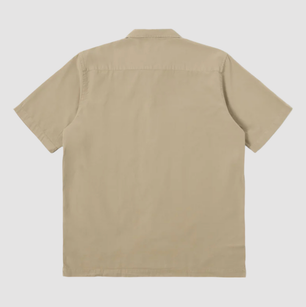 Lightweight shirt in Summer Oak Gardenia print with a camp collar, wide fit, single chest pocket, short sleeves, and soft lyocell-cotton fabric.