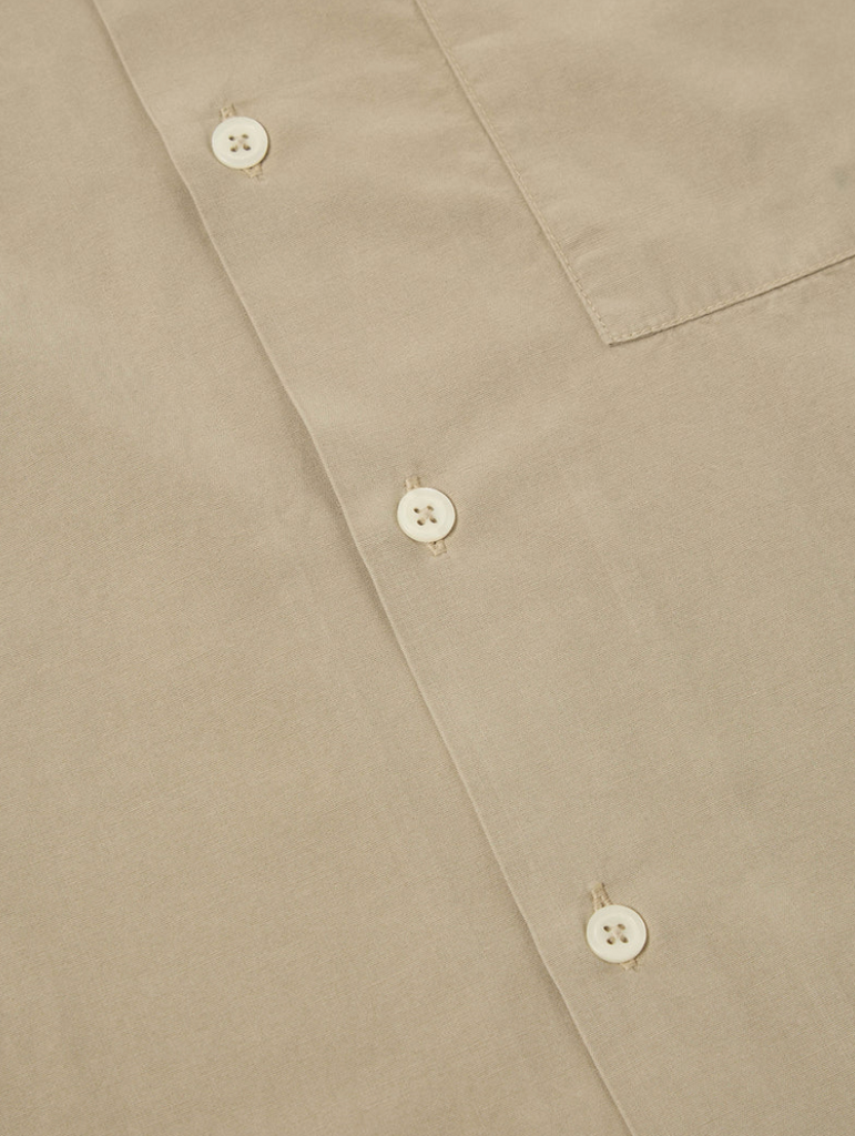 Lightweight shirt in Summer Oak Gardenia print with a camp collar, wide fit, single chest pocket, short sleeves, and soft lyocell-cotton fabric.
